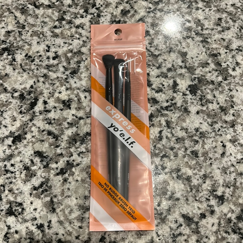 FREE GIFT W ANY PURCHASE. E.L.F Express Yo’E.L.F No Budge Brush Set